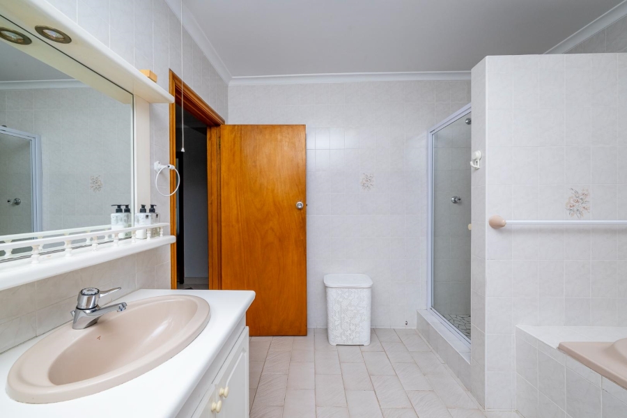 To Let 4 Bedroom Property for Rent in Plattekloof Western Cape